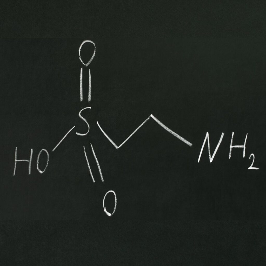 Wissenschaftliche Illustration der Taurin-Molekülstruktur mit Fokus auf Metabolische Gesundheit.