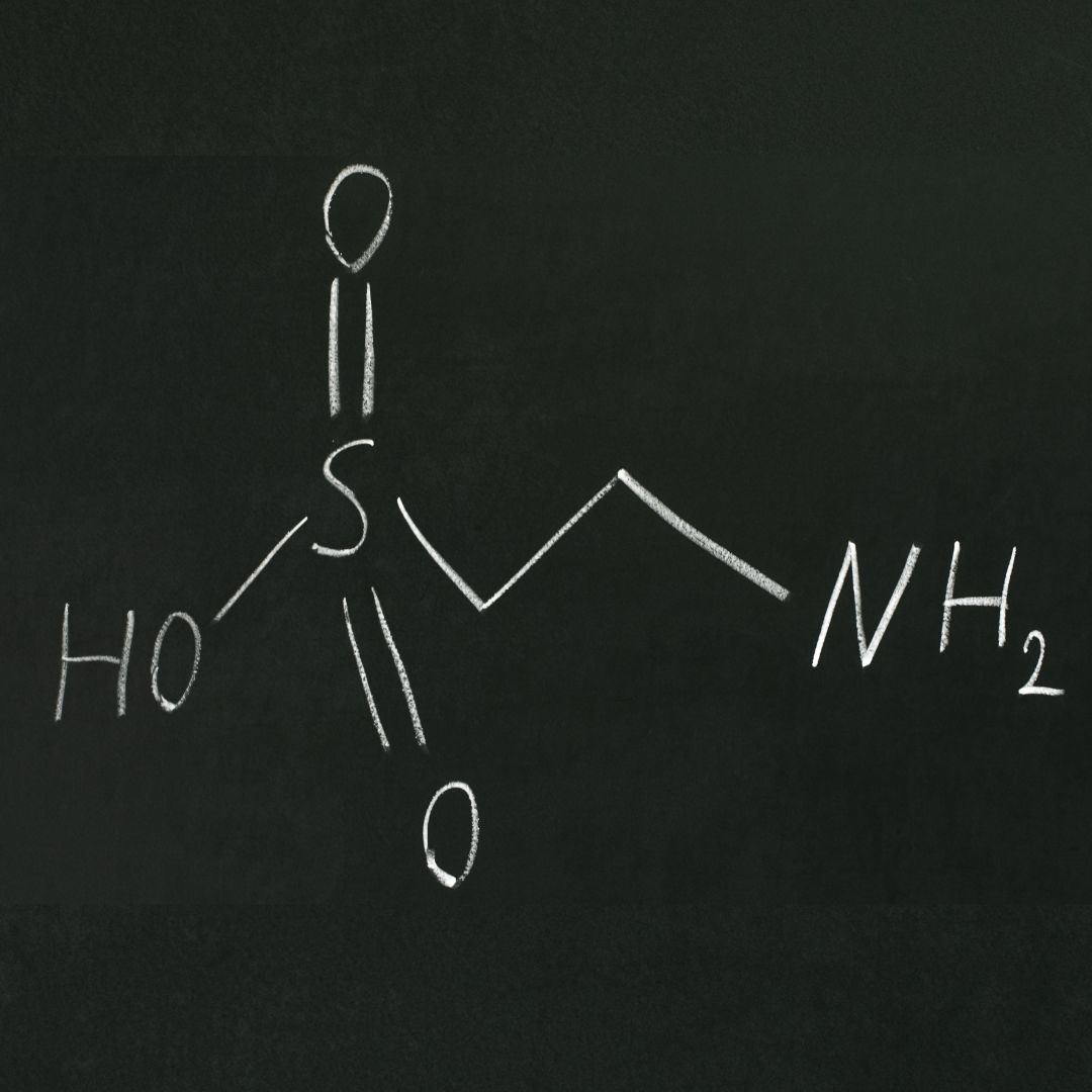 Wissenschaftliche Illustration der Taurin-Molekülstruktur mit Fokus auf Metabolische Gesundheit.
