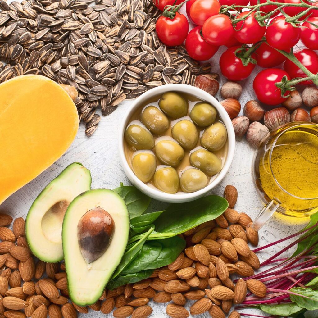 Darstellung natürlicher Vitamin-E-Quellen wie Sonnenblumen, Nüsse und Getreide mit Molekülstruktur im Hintergrund.